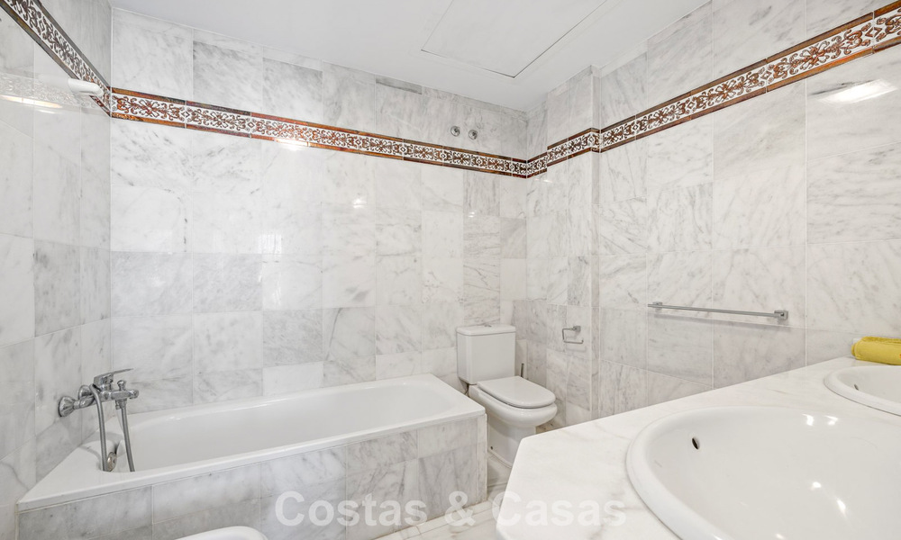 Amplia casa adosada en venta en un complejo en primera línea de playa en la Nueva Milla de Oro entre Marbella y Estepona 776017