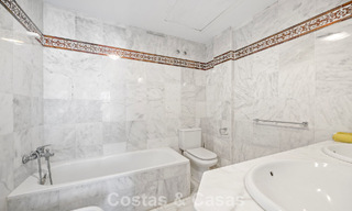 Amplia casa adosada en venta en un complejo en primera línea de playa en la Nueva Milla de Oro entre Marbella y Estepona 776017 