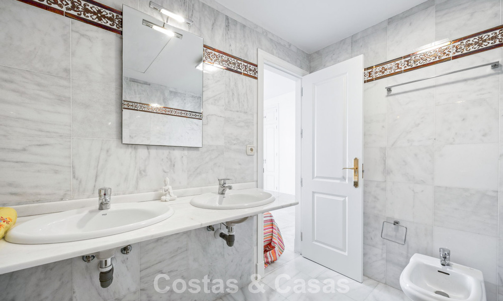 Amplia casa adosada en venta en un complejo en primera línea de playa en la Nueva Milla de Oro entre Marbella y Estepona 776018