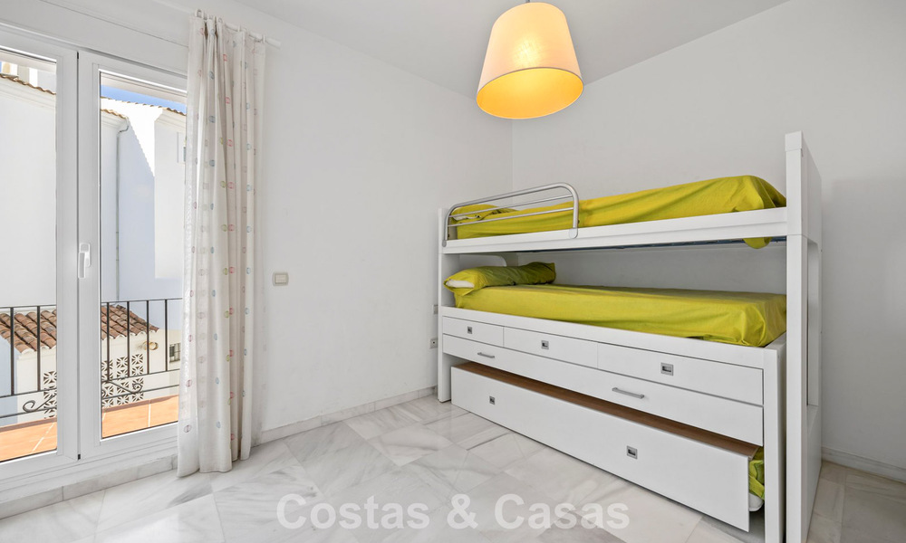 Amplia casa adosada en venta en un complejo en primera línea de playa en la Nueva Milla de Oro entre Marbella y Estepona 776019