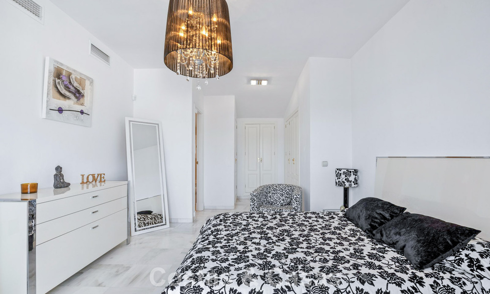 Amplia casa adosada en venta en un complejo en primera línea de playa en la Nueva Milla de Oro entre Marbella y Estepona 776022