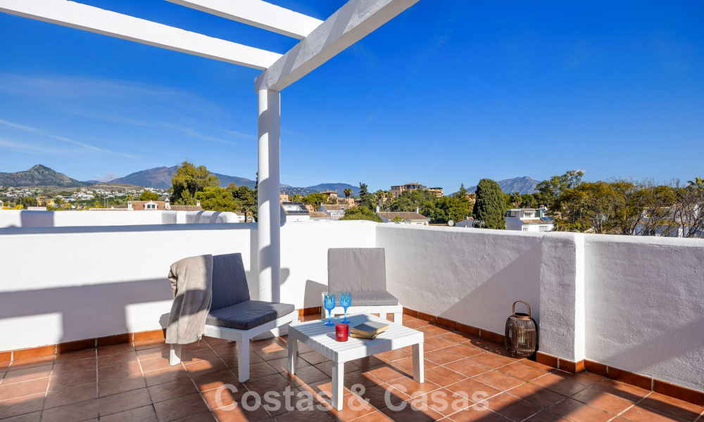 Amplia casa adosada en venta en un complejo en primera línea de playa en la Nueva Milla de Oro entre Marbella y Estepona 776023