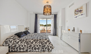 Amplia casa adosada en venta en un complejo en primera línea de playa en la Nueva Milla de Oro entre Marbella y Estepona 776024 