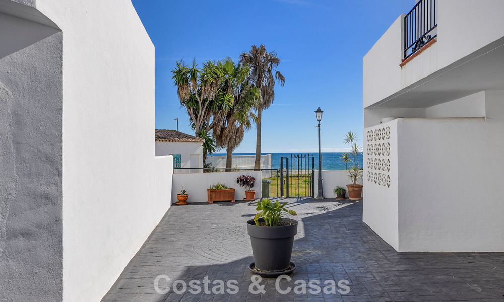 Amplia casa adosada en venta en un complejo en primera línea de playa en la Nueva Milla de Oro entre Marbella y Estepona 776025