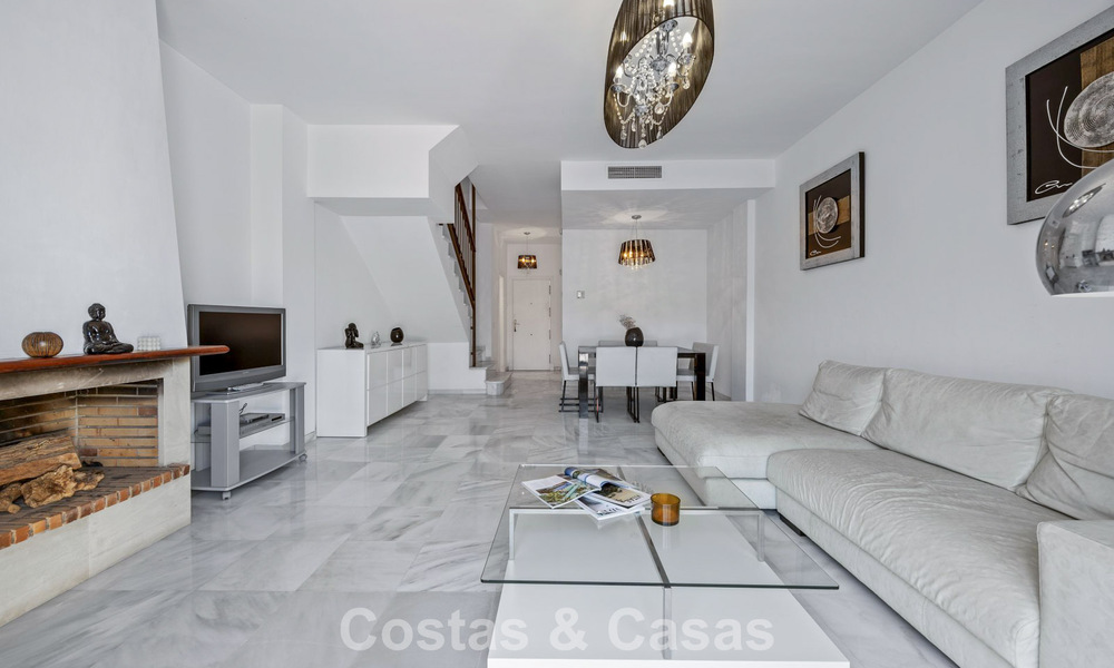 Amplia casa adosada en venta en un complejo en primera línea de playa en la Nueva Milla de Oro entre Marbella y Estepona 776029