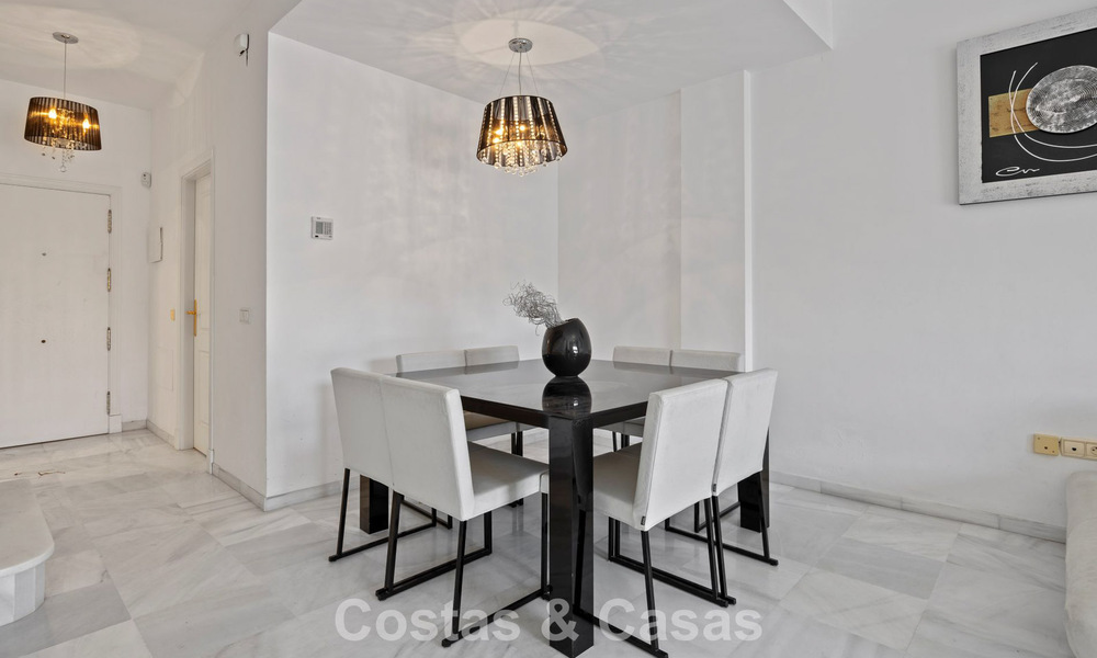 Amplia casa adosada en venta en un complejo en primera línea de playa en la Nueva Milla de Oro entre Marbella y Estepona 776030