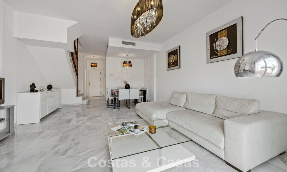Amplia casa adosada en venta en un complejo en primera línea de playa en la Nueva Milla de Oro entre Marbella y Estepona 776031