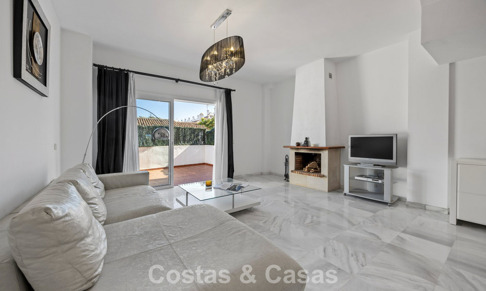 Amplia casa adosada en venta en un complejo en primera línea de playa en la Nueva Milla de Oro entre Marbella y Estepona 776033