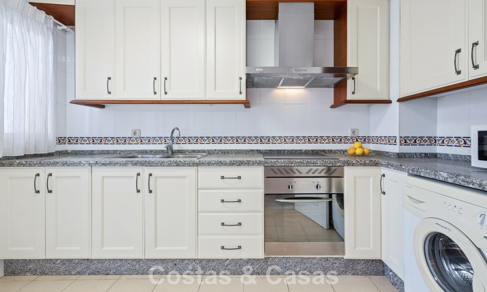 Amplia casa adosada en venta en un complejo en primera línea de playa en la Nueva Milla de Oro entre Marbella y Estepona 776034