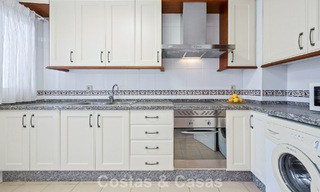 Amplia casa adosada en venta en un complejo en primera línea de playa en la Nueva Milla de Oro entre Marbella y Estepona 776034 