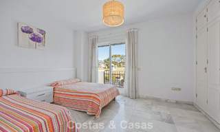 Amplia casa adosada en venta en un complejo en primera línea de playa en la Nueva Milla de Oro entre Marbella y Estepona 776036 