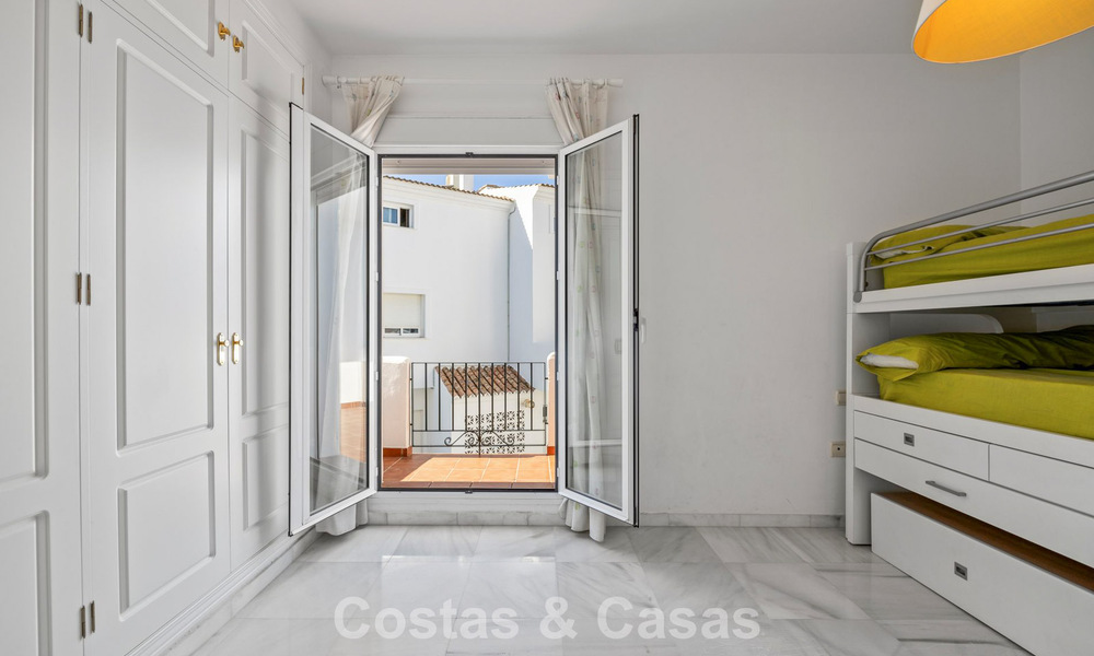 Amplia casa adosada en venta en un complejo en primera línea de playa en la Nueva Milla de Oro entre Marbella y Estepona 776037