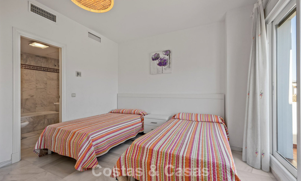 Amplia casa adosada en venta en un complejo en primera línea de playa en la Nueva Milla de Oro entre Marbella y Estepona 776038