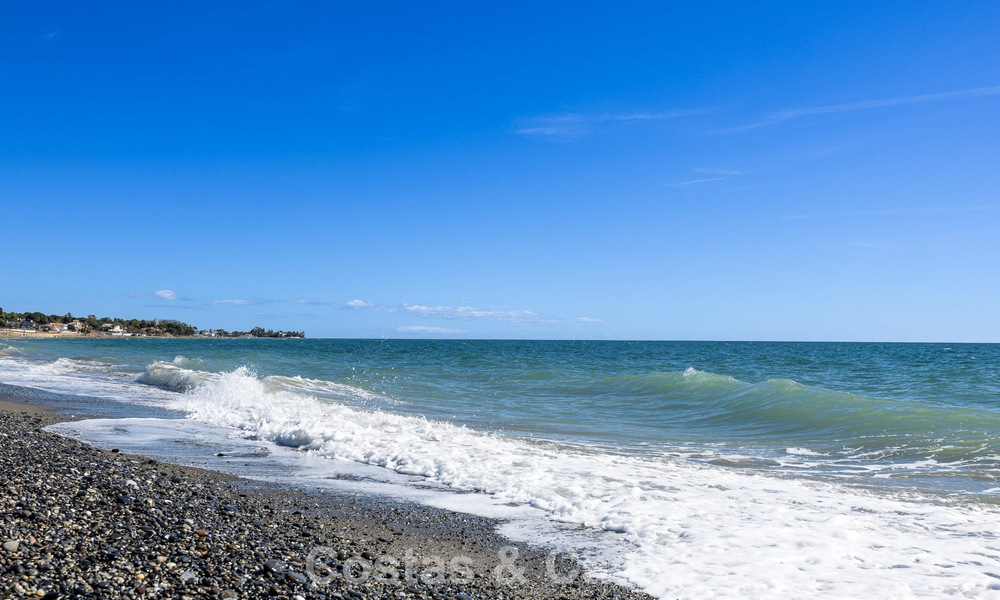 Amplia casa adosada en venta en un complejo en primera línea de playa en la Nueva Milla de Oro entre Marbella y Estepona 776040