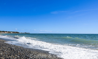 Amplia casa adosada en venta en un complejo en primera línea de playa en la Nueva Milla de Oro entre Marbella y Estepona 776040 
