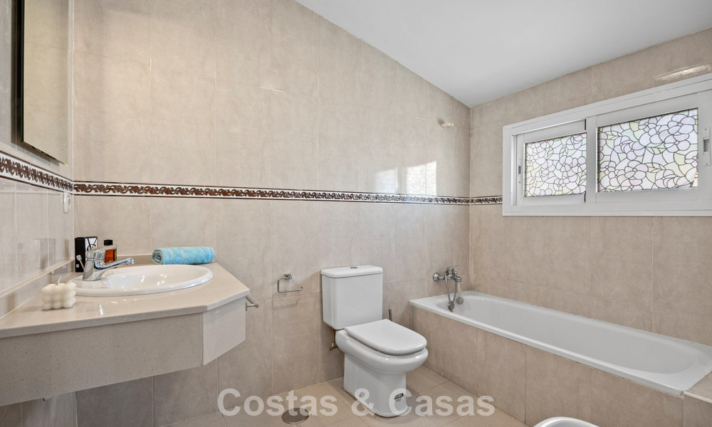 Amplia casa adosada en venta en un complejo en primera línea de playa en la Nueva Milla de Oro entre Marbella y Estepona 776043