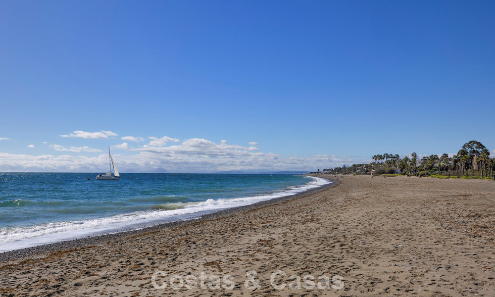 Amplia casa adosada en venta en un complejo en primera línea de playa en la Nueva Milla de Oro entre Marbella y Estepona 776045