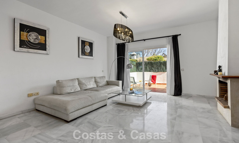 Amplia casa adosada en venta en un complejo en primera línea de playa en la Nueva Milla de Oro entre Marbella y Estepona 776049