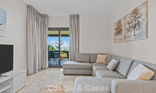Apartamento de lujo a vivir en venta en el prestigioso resort de golf 5* Los Flamingos en la Nueva Milla de Oro, Marbella - Benahavis 776122 