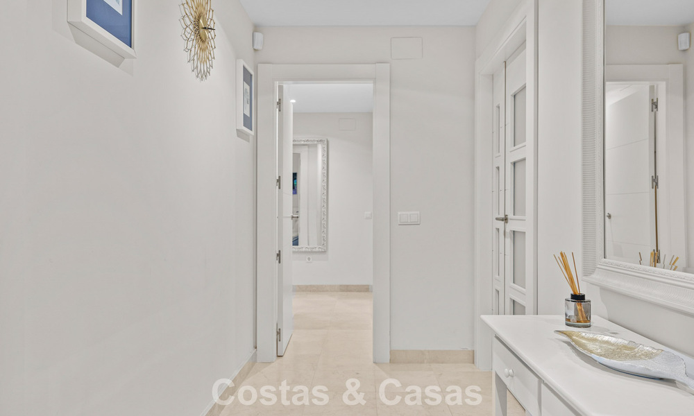 Apartamento de lujo a vivir en venta en el prestigioso resort de golf 5* Los Flamingos en la Nueva Milla de Oro, Marbella - Benahavis 776130