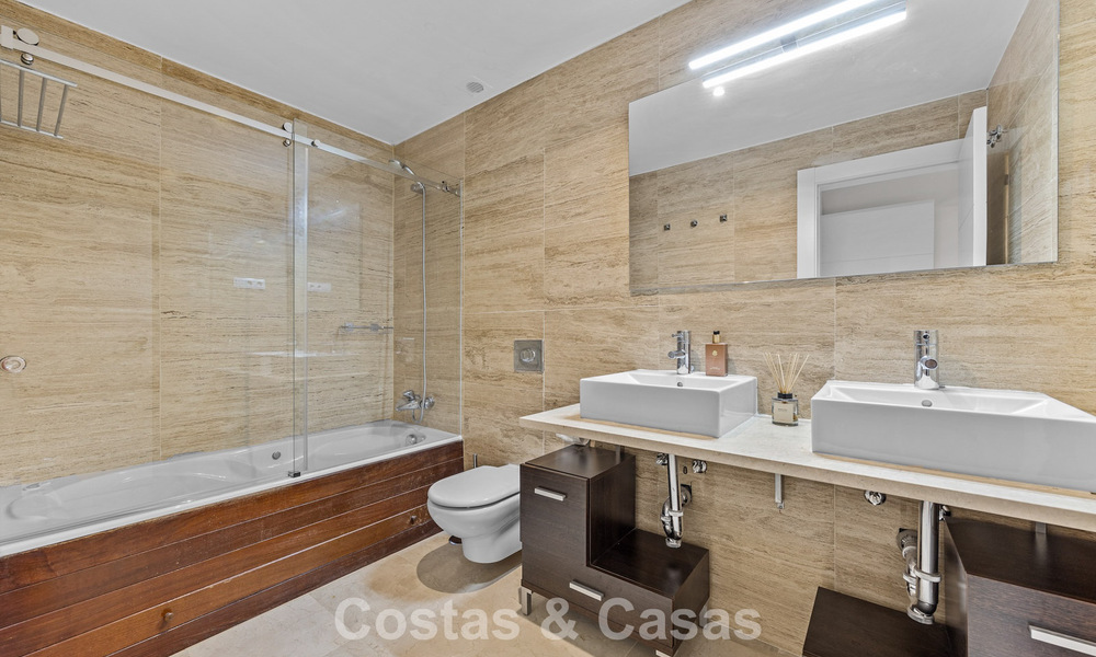 Apartamento de lujo a vivir en venta en el prestigioso resort de golf 5* Los Flamingos en la Nueva Milla de Oro, Marbella - Benahavis 776132
