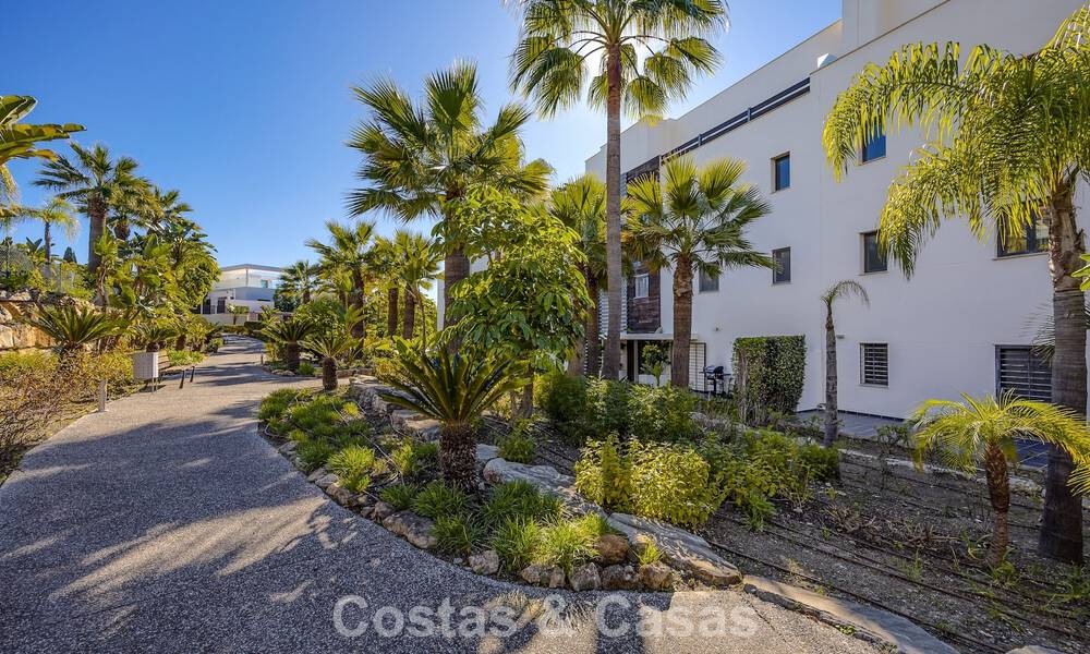 Apartamento de lujo a vivir en venta en el prestigioso resort de golf 5* Los Flamingos en la Nueva Milla de Oro, Marbella - Benahavis 776134