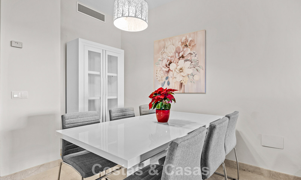 Apartamento de lujo a vivir en venta en el prestigioso resort de golf 5* Los Flamingos en la Nueva Milla de Oro, Marbella - Benahavis 776140