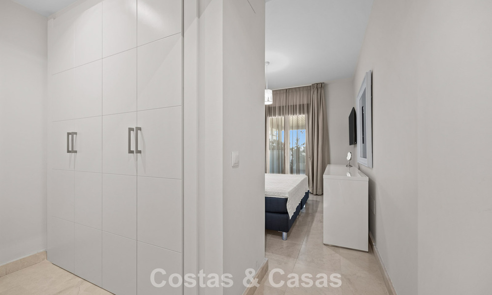 Apartamento de lujo a vivir en venta en el prestigioso resort de golf 5* Los Flamingos en la Nueva Milla de Oro, Marbella - Benahavis 776143