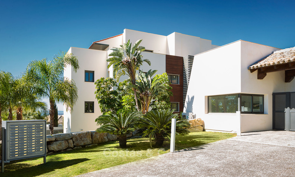 Apartamentos de golf contemporáneos en venta en un resort de golf de 5 estrellas, New Golden Mile, Marbella - Benahavís 807028