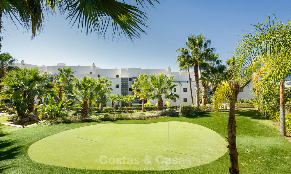 Apartamentos de golf contemporáneos en venta en un resort de golf de 5 estrellas, New Golden Mile, Marbella - Benahavís 807029