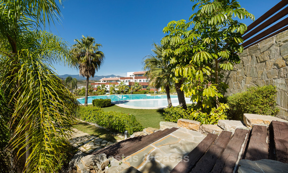 Apartamentos de golf contemporáneos en venta en un resort de golf de 5 estrellas, New Golden Mile, Marbella - Benahavís 807030
