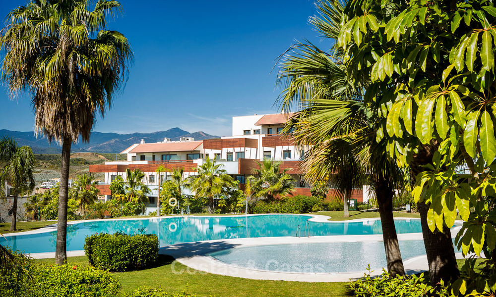 Apartamentos de golf contemporáneos en venta en un resort de golf de 5 estrellas, New Golden Mile, Marbella - Benahavís 807031