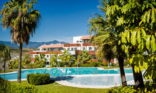 Apartamentos de golf contemporáneos en venta en un resort de golf de 5 estrellas, New Golden Mile, Marbella - Benahavís 807031 