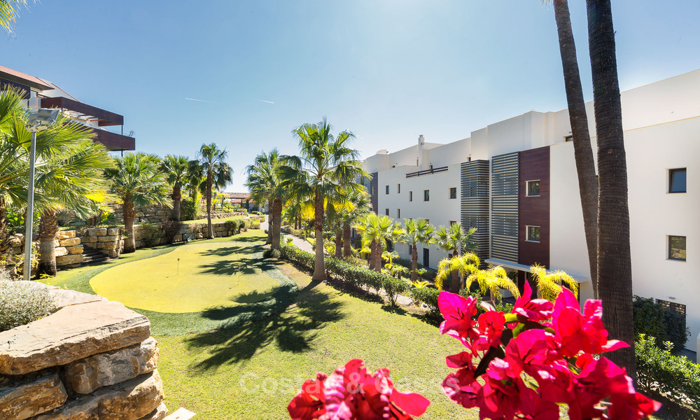 Apartamentos de golf contemporáneos en venta en un resort de golf de 5 estrellas, New Golden Mile, Marbella - Benahavís 807032