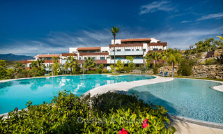 Apartamentos de golf contemporáneos en venta en un resort de golf de 5 estrellas, New Golden Mile, Marbella - Benahavís 807033 