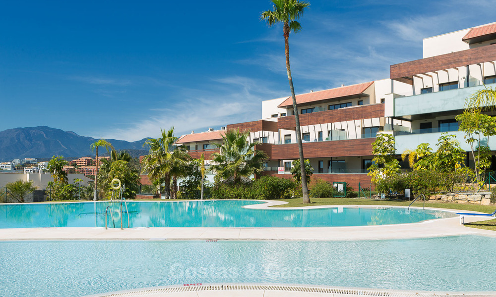 Apartamentos de golf contemporáneos en venta en un resort de golf de 5 estrellas, New Golden Mile, Marbella - Benahavís 807034