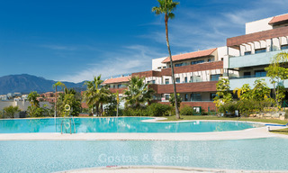 Apartamentos de golf contemporáneos en venta en un resort de golf de 5 estrellas, New Golden Mile, Marbella - Benahavís 807034 