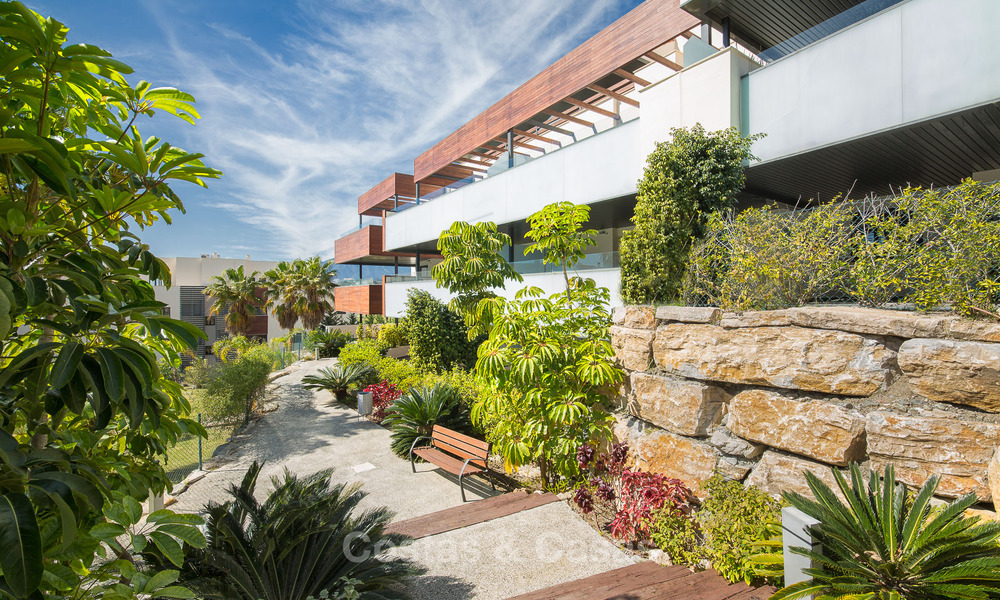 Apartamentos de golf contemporáneos en venta en un resort de golf de 5 estrellas, New Golden Mile, Marbella - Benahavís 807035