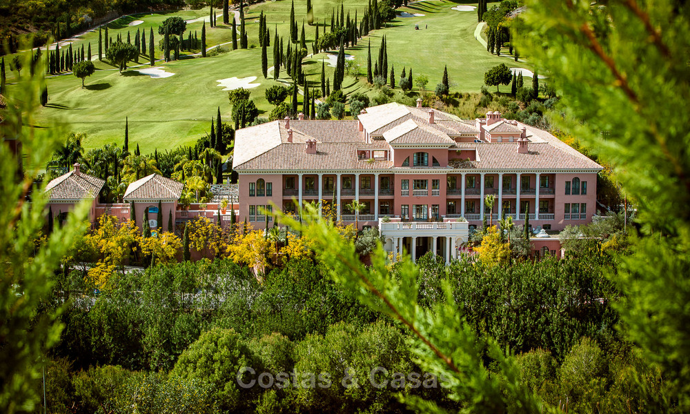 Apartamentos de golf contemporáneos en venta en un resort de golf de 5 estrellas, New Golden Mile, Marbella - Benahavís 807036