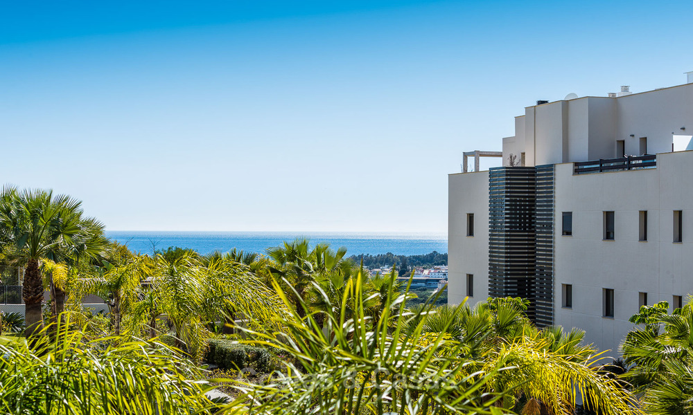 Apartamentos de golf contemporáneos en venta en un resort de golf de 5 estrellas, New Golden Mile, Marbella - Benahavís 807037
