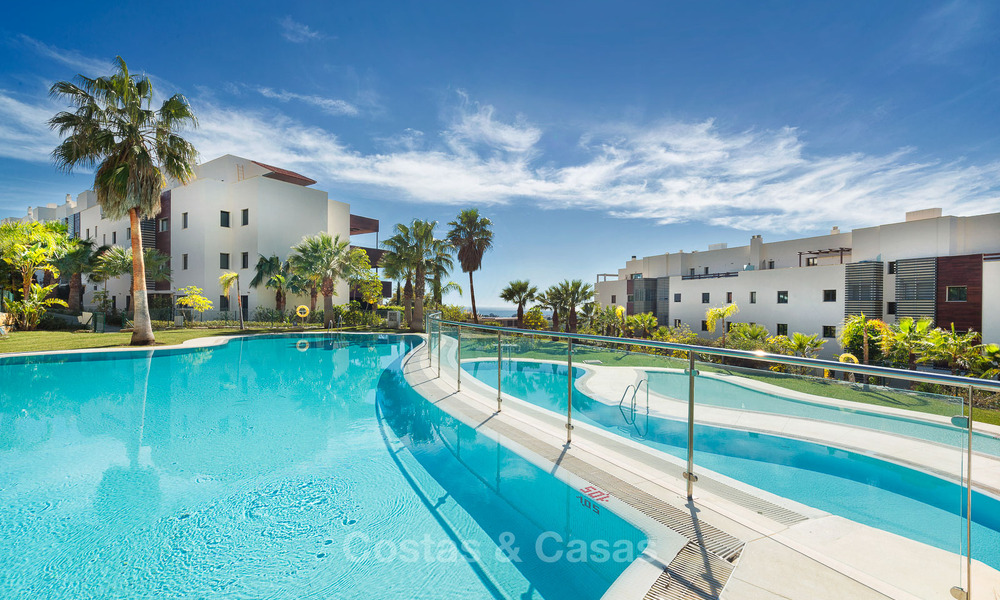 Apartamentos de golf contemporáneos en venta en un resort de golf de 5 estrellas, New Golden Mile, Marbella - Benahavís 807038