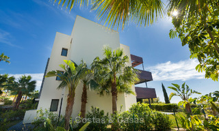 Apartamentos de golf contemporáneos en venta en un resort de golf de 5 estrellas, New Golden Mile, Marbella - Benahavís 807039 