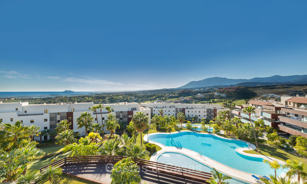 Apartamentos de golf contemporáneos en venta en un resort de golf de 5 estrellas, New Golden Mile, Marbella - Benahavís 807040