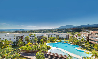 Apartamentos de golf contemporáneos en venta en un resort de golf de 5 estrellas, New Golden Mile, Marbella - Benahavís 807040 