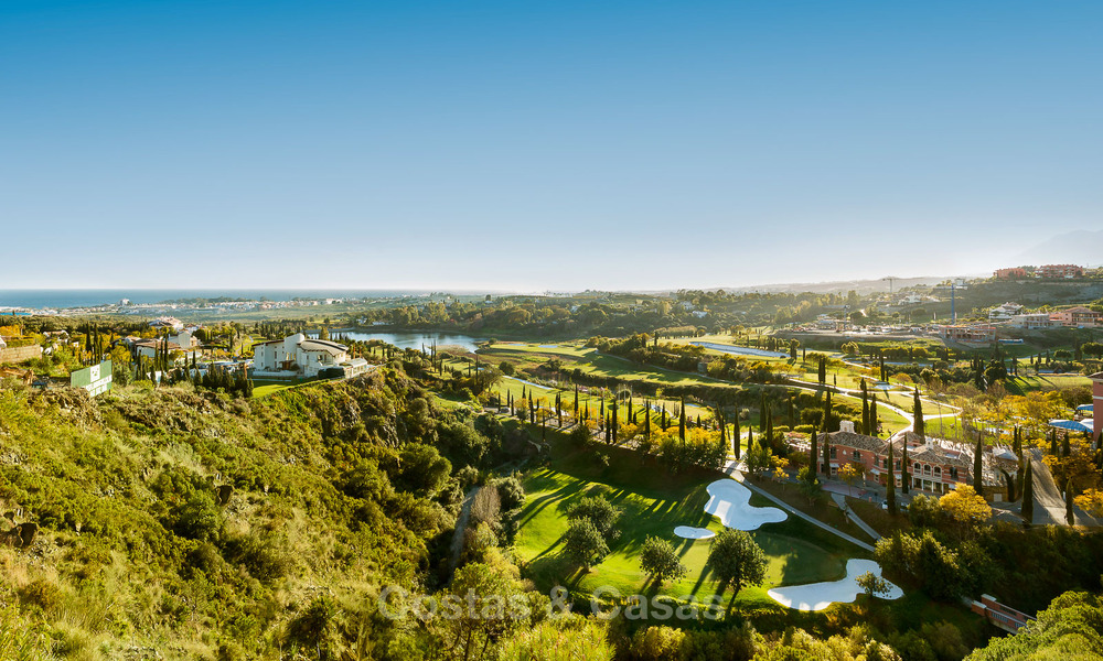 Apartamentos de golf contemporáneos en venta en un resort de golf de 5 estrellas, New Golden Mile, Marbella - Benahavís 807041
