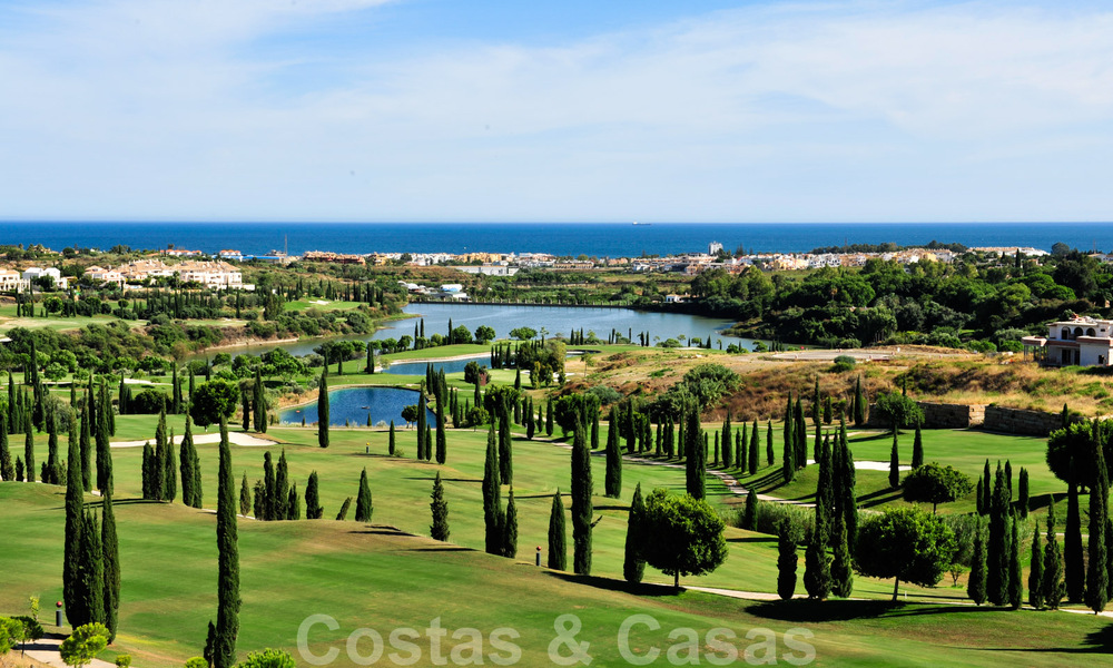 Apartamentos de golf contemporáneos en venta en un resort de golf de 5 estrellas, New Golden Mile, Marbella - Benahavís 807050