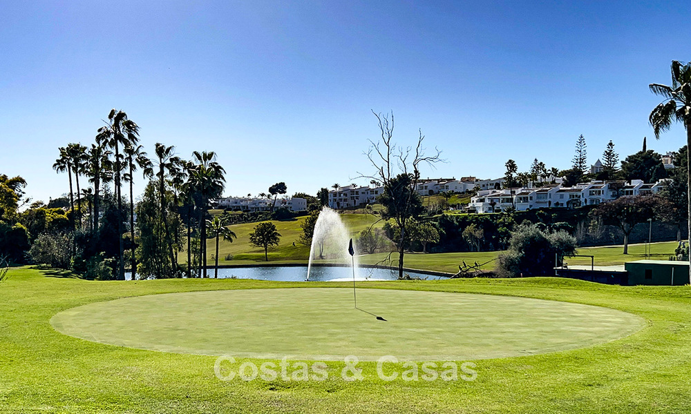 Lujosa villa de diseño sobre plano en venta en una urbanización cerrada en Nueva Andalucía, Marbella 776145