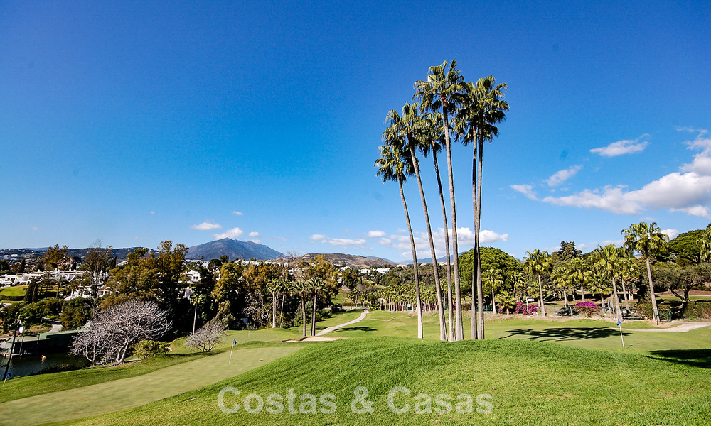 Lujosa villa de diseño sobre plano en venta en una urbanización cerrada en Nueva Andalucía, Marbella 776146