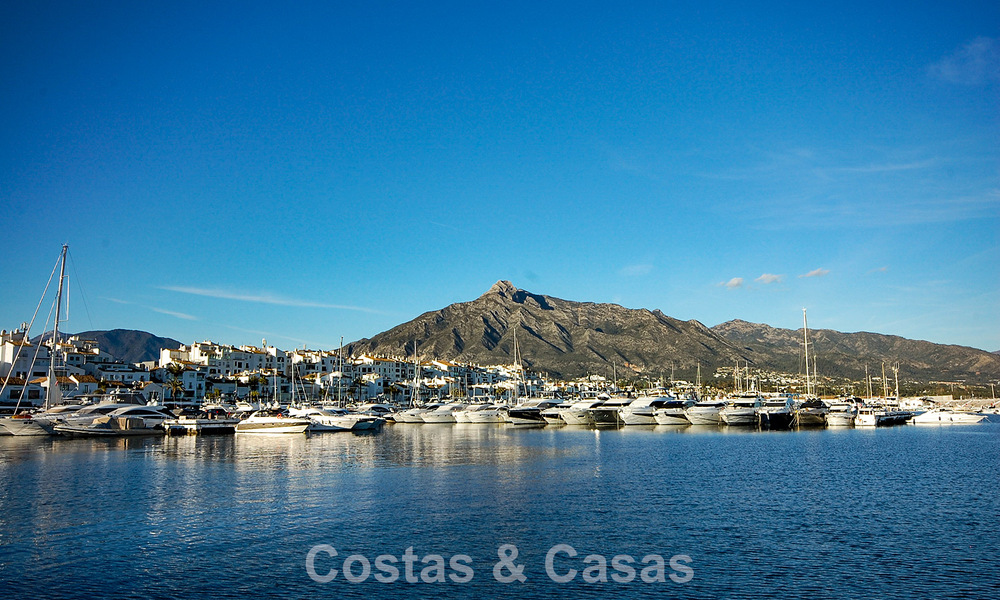 Lujosa villa de diseño sobre plano en venta en una urbanización cerrada en Nueva Andalucía, Marbella 776147