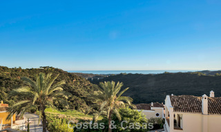 Casa adosada con vistas al mar en venta, en una tranquila comunidad cerrada en las colinas de Benahavis - Marbella 776233 
